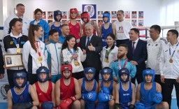 Токаев посетил специализированную детско-юношескую спортивную школу в Степногорске