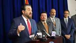 Аризона подала в суд на федеральное правительство из-за обязательной вакцинации