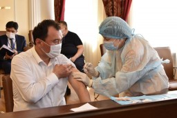 Ряд чиновников Акмолинской области привился от коронавируса
