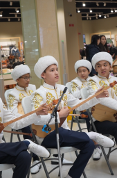 ​Ученики NIS Кокшетау провели флешмоб домбристов ко Дню Республики