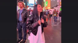 "Не заметила": певица Yenlik случайно сняла Максима Галкина на Таймс-сквер