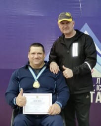 Акмолинец с поражением опорно-двигательного аппарата стал чемпионом страны по пауэрлифтингу