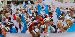 В Польше врачи поставили палатки перед зданием правительства