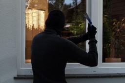 Потому что замерз: мужчина в маске пытался пробраться в чужой дом через окно в Акмолинской области