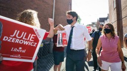 Премьера Канады закидали камнями