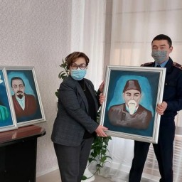 Портреты великих казахских поэтов подарили творческим партнерам сотрудники акмолинского ДУИС