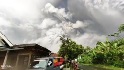 Извержение вулкана Семеру в Индонезии: 13 человек погибли