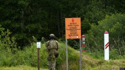 Латвия направит армейские части для охраны границы с Беларусью
