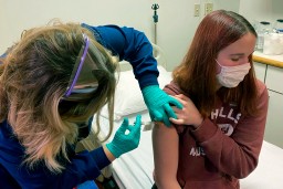 В Швейцарии свыше 400 человек заболели COVID-19 спустя две недели после вакцинации