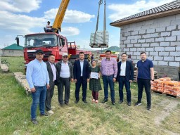 Депутат-предприниматель оказал финансовую помощь многодетной маме из Акмолинской области
