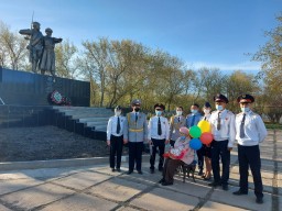 Труженицу тыла поздравили в Днем Победы сотрудники акмолинского ДУИС