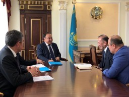 Аким Акмолинской области встретился с послом Узбекистана в Казахстане