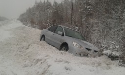Автомобиль слетел в кювет и застрял в снегу на трассе в Акмолинской области