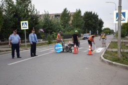 По инициативе полицейских, перед учебным годом на дорогах Кокшетау обновляются дорожные разметки