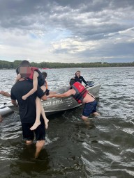 Отца с сыном спасли во время шторма в Акмолинской области