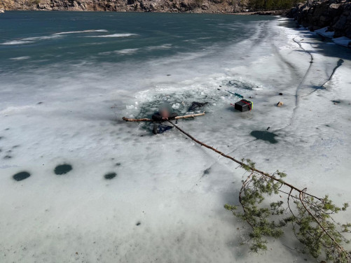 Едва не утонул. Мужчину спасли двое подростков и спасатели