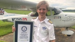 Вокруг света в 18 лет: Британия чествует самого юного пилота, облетевшего вокруг Земли