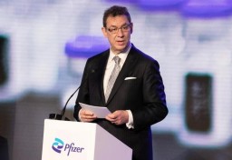 Глава Pfizer заразился COVID-19 дважды за полтора месяца