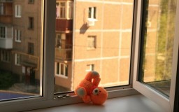 Трехлетний ребенок выпал из окна в Акмолинской области Трехлетний ребенок выпал из окна в Акмолинской области