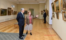 Токаев посетил Музей изобразительных искусств в Семее