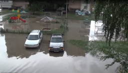 Один из дворов затопило во время ливня в Кокшетау (ВИДЕО)