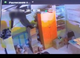 Ящик с энергетиком и бутылку коньяка похитил со склада магазина житель Кокшетау