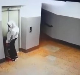 В Кокшетау мужчина справил нужду в подъезде многоэтажки