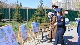 Выставку детских рисунков, посвященную Дню Победы, организовали акмолинские полицейские