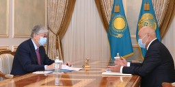 Глава государства принял акима Туркестанской области Умирзака Шукеева