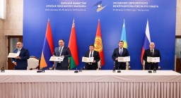 Смаилов принял участие в церемонии гашения памятных почтовых марок, посвященной 10-летию ЕЭК