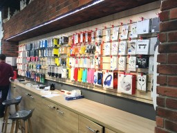 В Акмолинской области 18-летняя девушка обокрала бутик сотовых аксессуаров