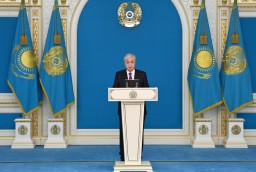 В канун Дня Республики Токаев присвоил высшие воинские и специальные звания, классные чины