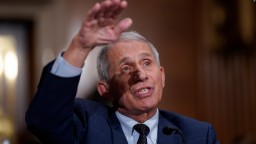 Фаучи высказался за обязательную вакцинацию школьников