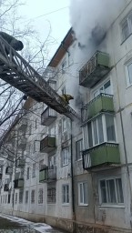 Двоих детей спасли при пожаре в многоэтажке в Акмолинской области