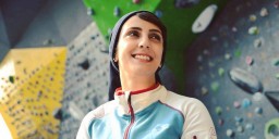 Иранская скалолазка выступила без хиджаба на турнире за рубежом. Друзья опасаются за ее безопасность