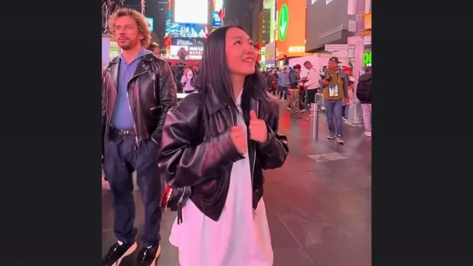 "Не заметила": певица Yenlik случайно сняла Максима Галкина на Таймс-сквер