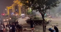 В Китае снова заметили танки на площади на фоне протестов