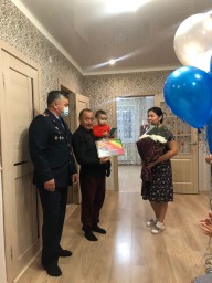 Семьи многодетных полицейских навестили коллеги накануне Дня семьи