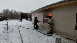 Газовый баллон из горящего дома вынес пожарный в Акмолинской области