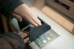 Неизвестный в Кокшетау снял чужие деньги с банкомата