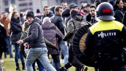 Полиция Швейцарии применила водометы для разгона противников «ковид-паспортов»