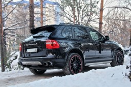 Где деньги?: акмолинец разбил стекла бывшему боссу в дорогом авто из-за крупного долга