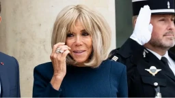 В Париже начался суд над людьми, утверждавшими, что жена президента Франции — трансгендер В Париже начался суд над людьми, утверждавшими, что жена президента Франции — трансгендер