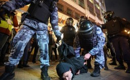 Задержанным на протестах против мобилизации в России вручали повестки в военкомат