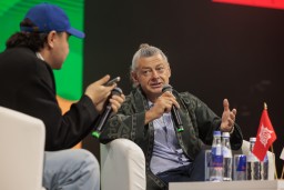 ​&laquo;Я сам чувствую себя номадом&raquo;: Энди Серкис ответил на вопросы фанатов в ходе Comic Con Astana