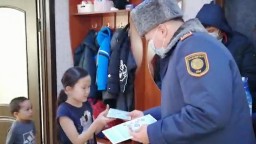 Семьи двух погибших полицейских в Акмолинской области получили поздравительные конверты от главы МВД