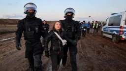 В Германии задержали Грету Тунберг. Она протестовала против строительства угольного карьера