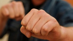 ​Двое вторглись в дом к акмолинцу и сломали ему челюсть