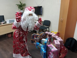 Подарки от Деда Мороза из редакции 716.kz получили воспитанники центра «Шанс»