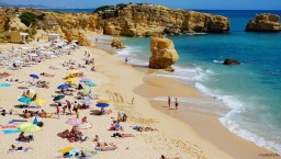 В Испании разгорелся скандал из-за социальной рекламы, призывающей всех на пляж